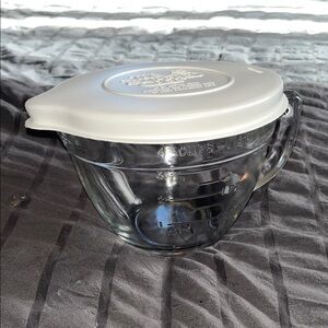 The Pampered Chef, 8 Cup 2 qt. measuring mixing bowl with handle & lid